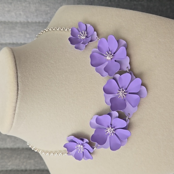 Liz Claiborne Bloom Necklace In Lavender Flower, NWOT - Picture 3 of 14